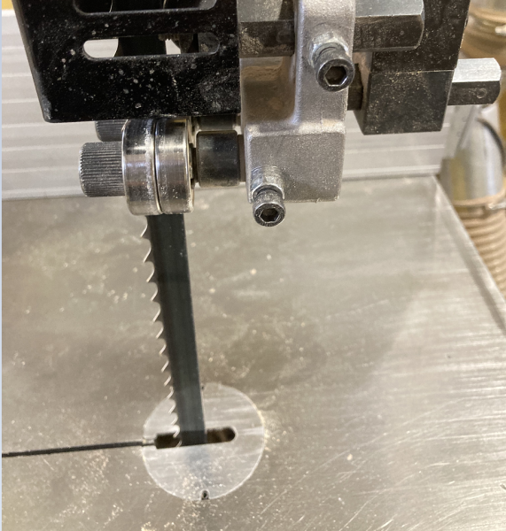 File:Band saw blade closeup.png